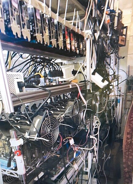 桃園前光啟高中官姓資訊技佐,把學校儲藏室打造成礦場,竊電3萬9074.88度。(翻攝照片/蔡依珍桃園傳真)