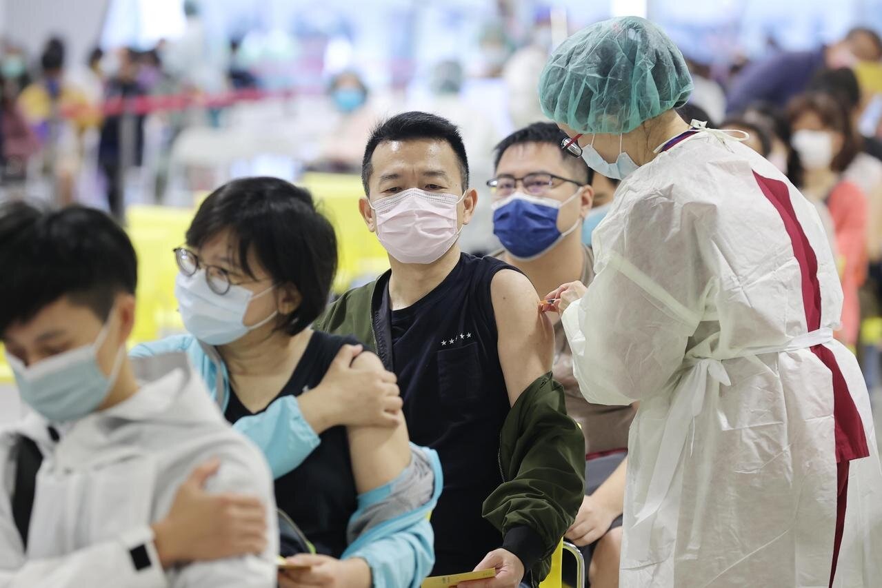 疫苗混打首日，許多民眾一早來到花博公園接種疫苗。記者許正宏／攝影 