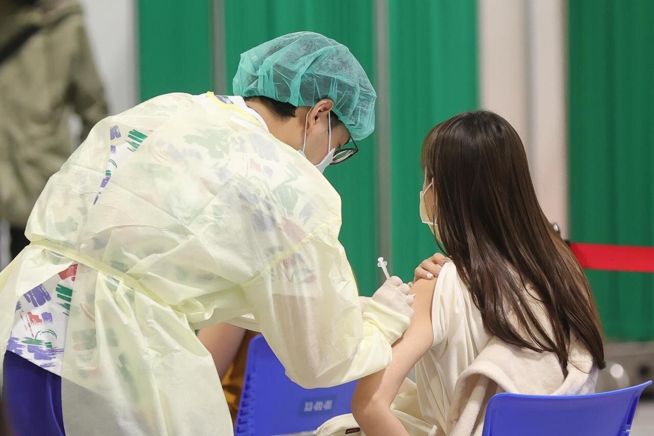 根據指揮中心最新統計,第15輪疫苗接種有逾157萬人完成預約,以BNT疫苗預約人數有129萬人最多。疫苗接種示意圖。圖/聯合報系資料照