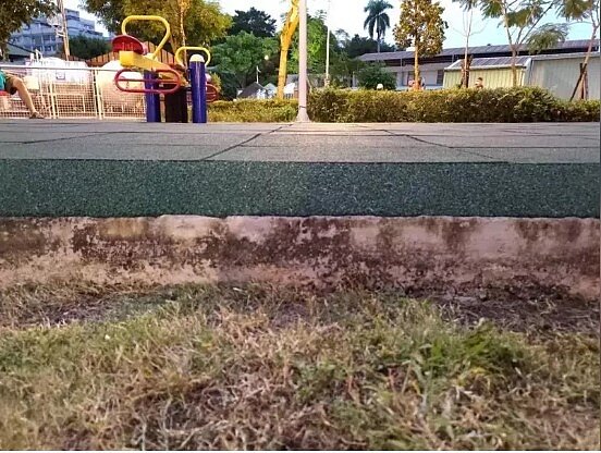 台中打造「美樂地」遊戲場,有家長陳情霧峰兩處遊戲場,與地面高度落差20公分,恐成安全死角。圖/聯合報