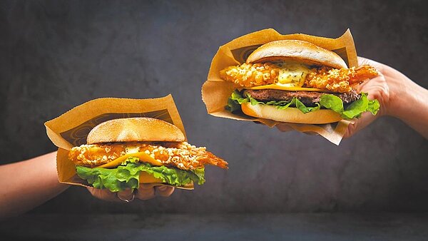 台灣麥當勞全球首創「炸蝦天婦羅安格斯黑牛堡」、「雙蝦天婦羅堡」套餐皆199元。圖/麥當勞提供