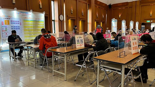 中市「就業新食代」徵才海線登場 ,初步媒合率達6成。圖/台中市政府提供