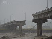 蘇力吹　新竹舊中正大橋斷　鋼便橋替代