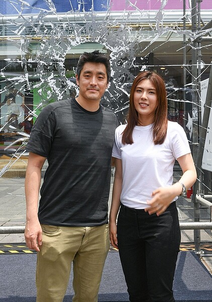 理科太太(右)和先生John爆婚變。圖/Netflix提供