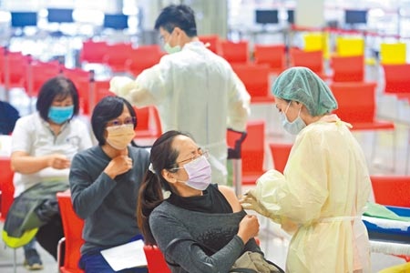 
第15輪新冠疫苗BNT預約率最高，但也只有5成。圖為一位民眾在台北花博接種站接種BNT疫苗，一旁還有很多空位。（張鎧乙攝）
