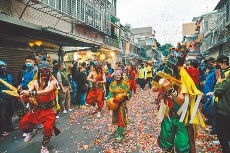 台北市萬華「艋舺青山王祭」24日正式登場，連續3天舉行遶境、夜間暗訪活動。上千名警力投入維安，嚴防鬥毆滋事。圖為昨青山宮八將團上陣。（郭吉銓攝）