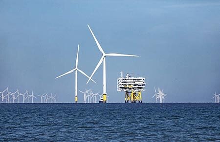 有鑑於太陽光電或陸域風電土地越來越難取得，其他綠電則處於實驗規模，未來綠電潛力來源應為離岸風電。圖∕本報資料照片