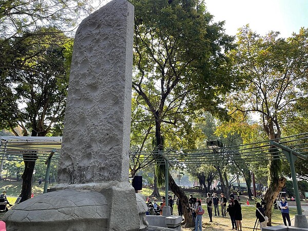 嘉市府與雲科大合作，為嘉義公園「清高宗敕建福康安等功臣生祠碑記」建立AI智慧監測系統。記者林伯驊／攝影 