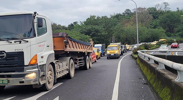 國道一號南下八堵匝道僅1個車道但車流眾多，駕駛人自動分流違規常被檢舉，荷包失血惹怨，昨會勘研議擴為2個車道。記者游明煌／攝影 