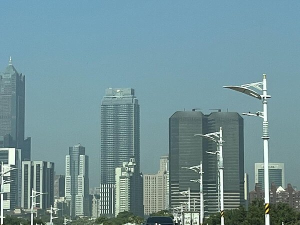 高雄市針對汙染物排放大戶鋼鐵業制訂加嚴標準,希望改善空氣品質。記者林巧璉/攝影