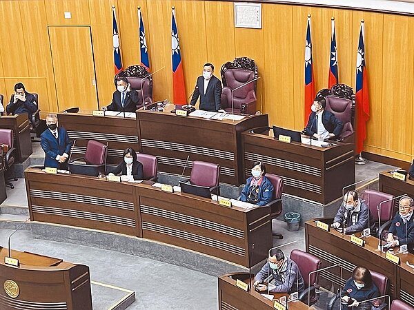 桃園市議會國民黨團24日提臨時動議,要求市府協助超商被害家屬提出國賠,市長鄭文燦允諾若家屬有意願,會請法務局協助。圖/蔡依珍攝