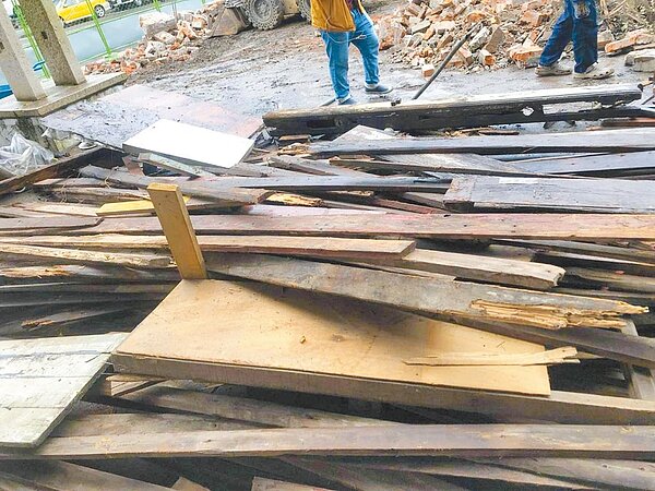 陳悅記祖宅圍牆遭拆除「材料散落滿地」。圖／陳應宗提供