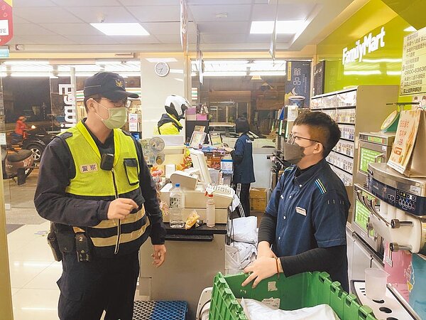 花蓮吉安警分局24日指出,超商提供24小時營業便利性,但深夜多為1人上班,面對突發事件處於孤立無援狀態,警方建立通報機制,也將增加巡邏密度,提高見警率,巡邏勤務中也會主動關心店員。圖/花蓮吉安警分局提供