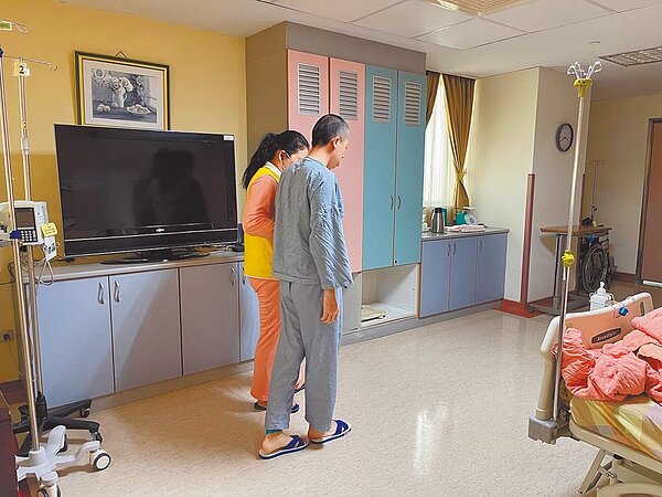 18歲的宋姓男大生7日在台灣大道和瑪莎拉蒂發生擦撞,竟遭車主等3名惡煞揪眾持鋁棒痛毆造成顱底骨折、顱內出血,送醫搶救後目前已可下床走路,25日將出院。圖/宋母提供