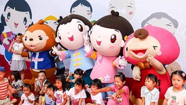 崙坪文化地景園區最近被發現園區內的廁所告示牌圖示,男生不是在偷看女廁,就是掀女生裙底,桃園市新聞處長詹賀舜晚間表示,將以客家元素設計的「阿弟」、「阿妹」吉祥物(左二、左三)重新改版指引標示。圖/取自鄭文燦臉書