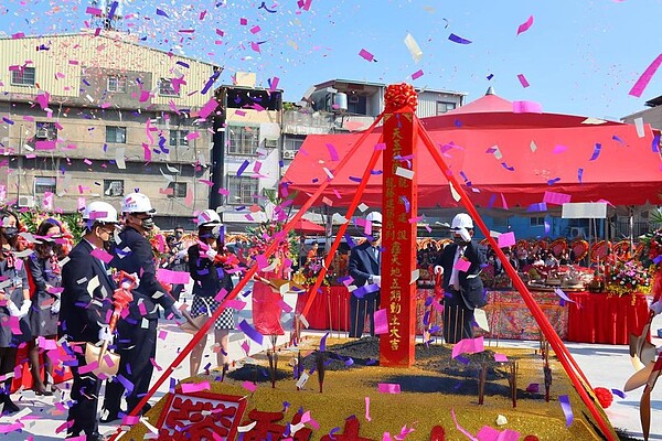 天玉集團「鑫空樹」建案今天動土,每坪開價上看40萬,將是鼎山商圈指標性建案。圖/記者王昭月翻攝