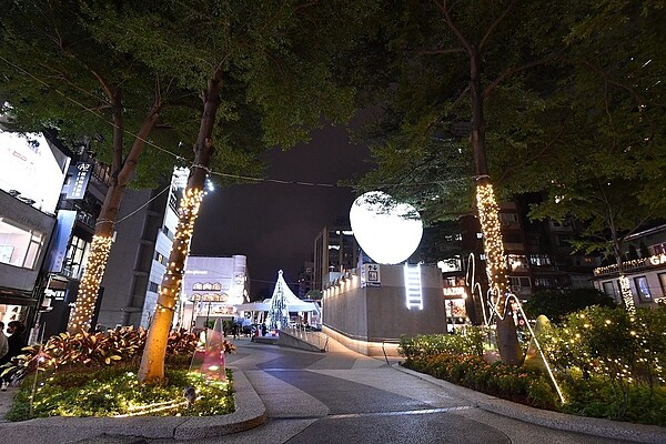 心中山跨年燈飾提供愜意又文青的氣氛及最好拍的網美朝聖地。圖/台北市政府觀光傳播局提供