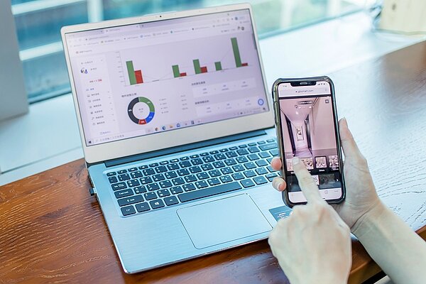 新北住都中心與遠端智慧物業管理系統的新創品牌「金箍棒JGB Smart Property」平台合作,將在三重五谷王、土城明德等兩處青年社會住宅啟動高度自動化租賃物業管理,住戶未來可透過手機、平板使用VR看房、線上簽約等服務。圖/新北住都中心