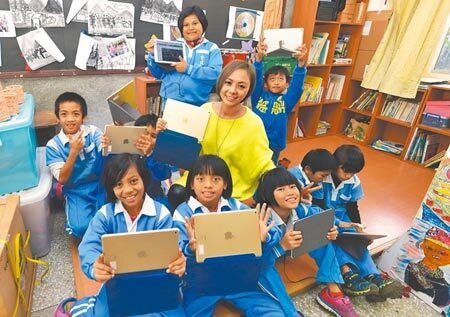 行政院昨天拍板教育部「中小學數位學習精進方案」,預計投入200億元達成「班班有網路,生生用平板」。圖為台東介達國小學童多年前參與行動學習計畫,獲教育部提供人手1台平板電腦的畫面。(本報資料照片)