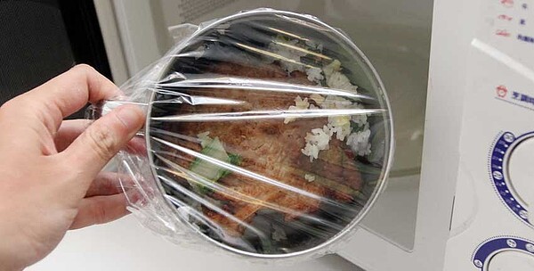 PVC平板包材、食用容器接觸食物恐有健康疑慮。圖/中時資料照片