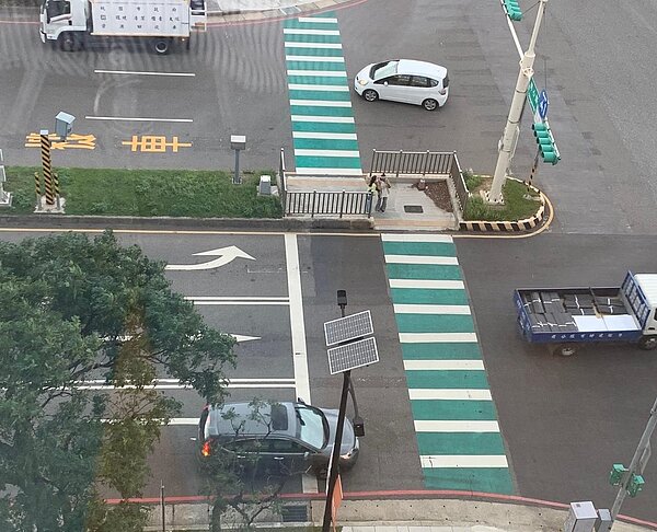 青埔高鐵站附近設置倒Z型行穿線,引起民眾討論是否畫反了。記者翁唯真/攝影