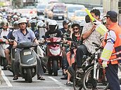 他猶豫該先加速還「學貸」還是買「機車」　眾網友給答案