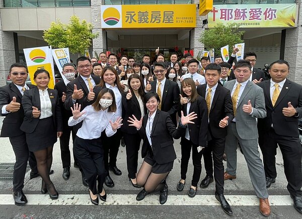 永義房屋承襲永慶集團文化與資源,員林大道員勝加盟店年輕團隊,盼為當地帶來房仲服務新氣象。圖/永慶房產集團提供