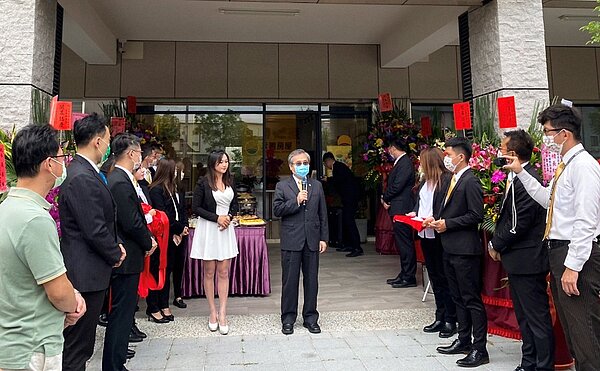 劉炳耀董事長開幕時說明,永義房屋正在全台加速展店,預計到2022年將在全台開出100家店。圖/永慶房產集團提供