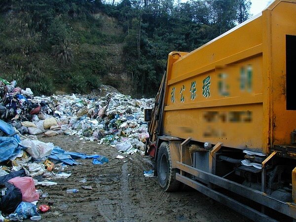 「代清除業者」指開壓縮車收垃圾的業者,不需使用專用垃圾袋。圖/聯合資料照