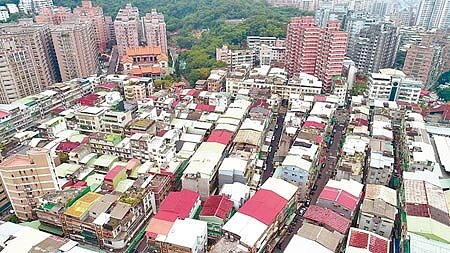 新北市容移代金制度,今年粗估可為市府賺進10億元以上收入,加速公保地取得。(本報資料照片)