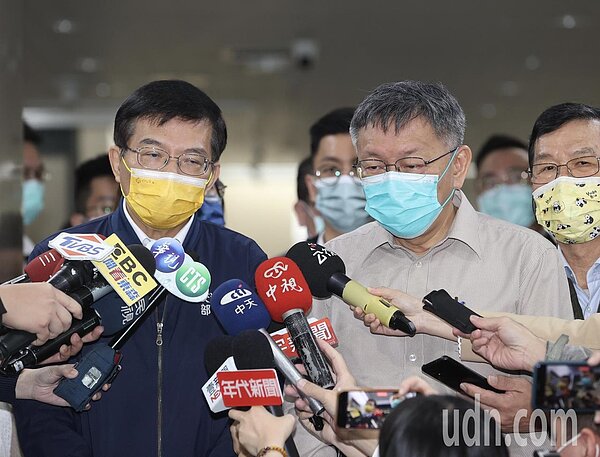 台北市長柯文哲(右)和交通部長王國材(左)在台北市政府做出共識,認為基捷轉汐東線,須延伸到北捷環狀線東環段,才有轉乘效果。圖/記者曾吉松攝影