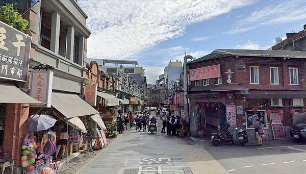 大溪老街一棟百年透天厝,今年5月時以2800萬元的價格賣出。圖/翻攝Google Maps