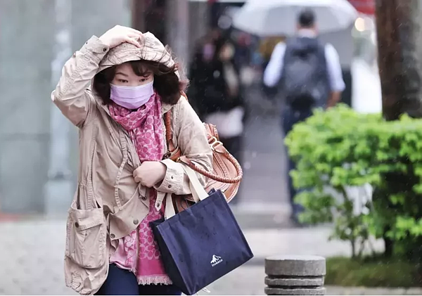 中央氣象局說，下周二鋒面快速通過，接近大陸冷氣團等級冷空氣接著南下，下周三整天都很冷，下周四清晨則是最冷時間點，北部低溫下探14度。圖／聯合報資料照片
