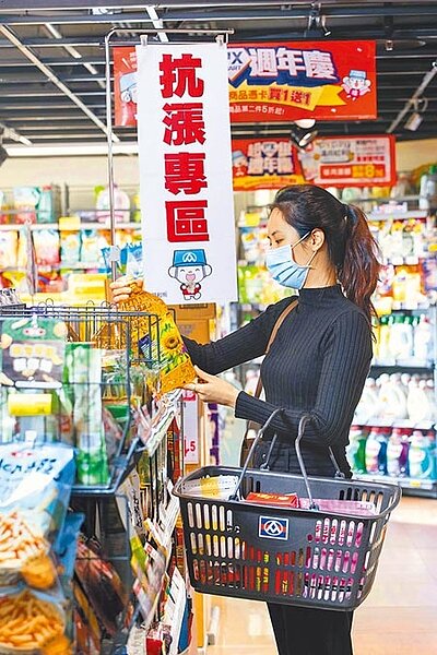 行政院物價穩定小組討論減免大宗物資稅務,據知將朝小麥免關稅、牛肉關稅減半、汽柴油貨物稅減徵1元規畫,最快12月上路。圖為賣場抗漲專區活動。(本報資料照片)