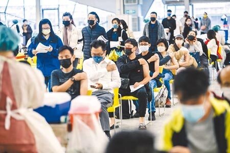 莊人祥表示,新加坡研究指出,高齡者未接種疫苗染疫死亡率,是未接種者10倍,呼籲還沒打疫苗的民眾盡快接種。圖為民眾27日前往花博疫苗站接種疫苗。(郭吉銓攝)