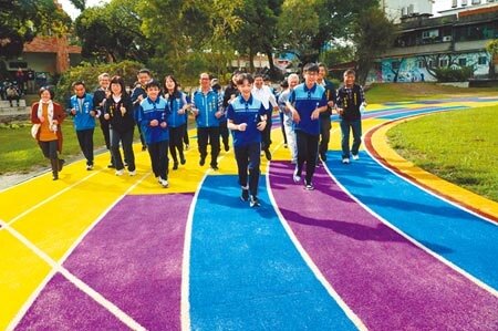 
新竹縣華山國中彩色操場27日落成啟用，跑道設計，以學生制服作為原型，搭配蝶豆花概念，藍、黃、紫色交織，讓視覺充滿美學，顧及環保、生態，充滿不同生命力。（莊旻靜攝）
