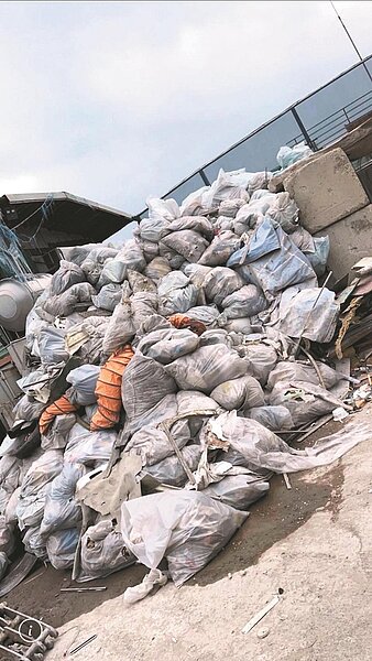 從今年十月起，桃園市的事業廢棄物無處可去，工廠各地只能暫存垃圾，逐漸堆成一座座小山。圖／清運業者提供