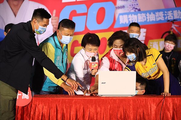 台中購物節邁入第8周，27日晚間抽出二個百萬元大獎，2位幸運兒都住西屯，分別是王小姐、劉姓東海大學碩二女學生。圖／台中市政府提供