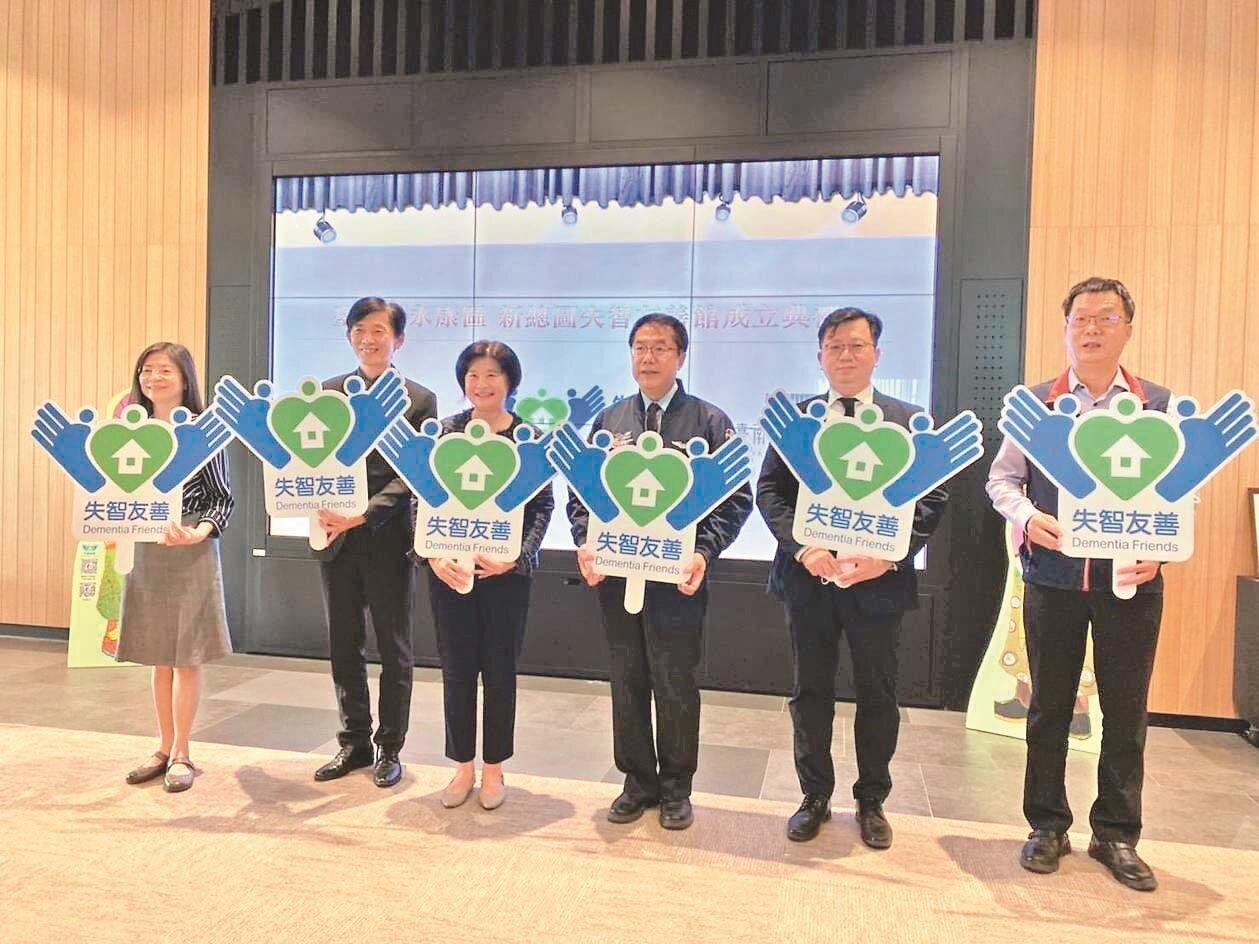 奇美醫學中心與台南市政府合作,昨天在市立圖書總館成立「失智友善館」,市長黃偉哲(右三)希望能建立失智者友善環境。記者周宗禎/攝影