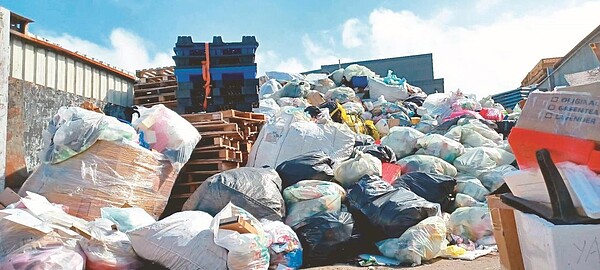 事廢清運費漲價影響範圍相當大,包括商家、大樓、學校等,圖為桃園市的事業廢棄物無處去,堆積成山。圖/清運業者提供
