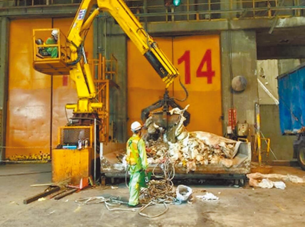 高市府環保局近期發現岡山焚化廠的高雄市一般事業廢棄物處理量半年突然暴增3倍,經過調查發現,有清除業者疑似貪圖價差,將外縣市的廢棄物申報為高雄市廢棄物。圖/高市府環保局提供;中時記者洪浩軒高雄傳真