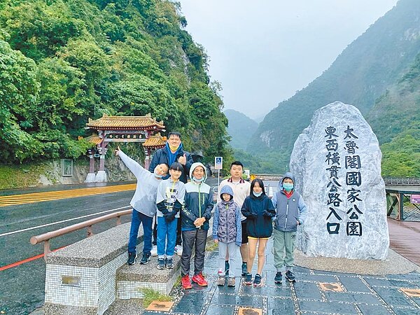 花蓮縣秀林鄉西寶國小資深工友哈己叔叔,退休前由校方規畫了太魯閣路跑挑戰,師生紛紛響應加入陪跑。(西寶國小提供/王志偉花蓮傳真)