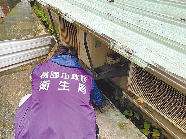 桃園區1名51歲男子被鼠咬傷後確診漢他病毒,為桃園市今年的首例個案,衛生局在其住處放置捕鼠籠、老鼠餌防治。圖/桃園市政府衛生局提供