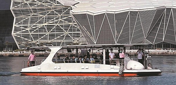 高雄海洋派對暨高雄國際帆船賽昨在高雄港愛河灣登場,高雄市長陳其邁及交通部、經濟部官員搭國內首艘「智駕船」亮相。圖/聯合報記者王昭月攝影