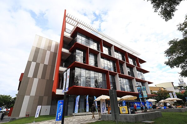 台中市潭子國民暨兒童運動中心歷經10年爭取興建,27日正式開幕。圖/台中市運動局提供