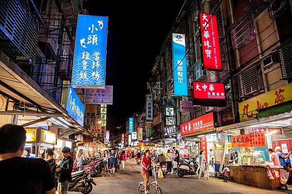 「內湖737巷」早上為麗山市場供應當地居民眾,晚上則變身為美食商圈。圖/台北市商業處提供