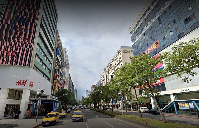 位在台北市明耀百貨旁、過去由NET承租的店面,一度傳出兩層樓店面歷經一年多空置,租不掉、房東還加價租。圖/google map