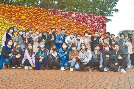 新北市文化局昨在鶯歌陶博館舉辦「玩美生活市集」,新北市長侯友宜與現場300位民眾參與「fun閃新北敲幸福」亂打秀體驗,並與「許願糖果牆」合照,盼為後疫新生活祈福。(蔡雯如攝)