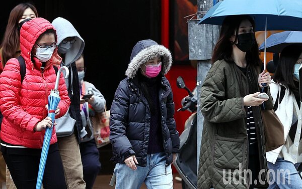 明天強冷高壓南下,前緣的鋒面雲系將會接近台灣,風向也會明顯地由東風轉為偏北風,北部轉為有雨天氣。聯合報系資料照片