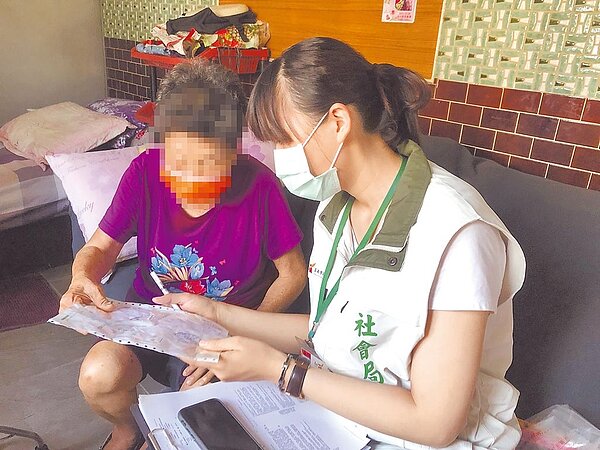 台南市政府社會局將增加日照中心密度,希望有效減輕家庭照顧壓力。圖/社會局提供